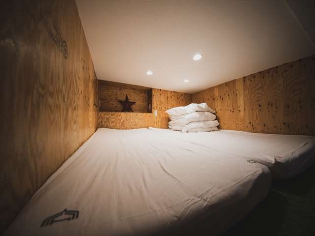 2段ベッド上段。布団と枕を用意すれば快適な睡眠が可能。