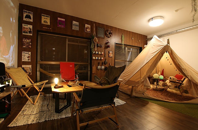 屋内キャンプルームは最大8人でBBQを楽しみながら宿泊ができるお部屋。