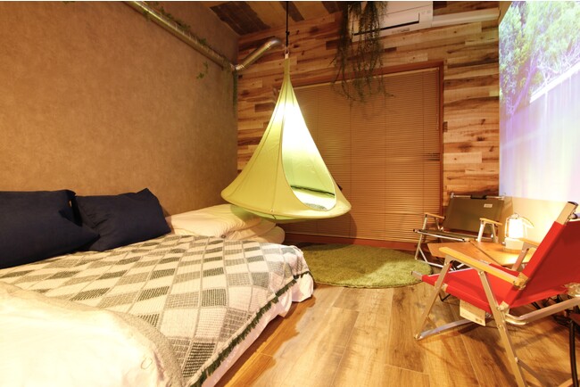 エキストラベッド付きで最大3名宿泊可能、ホットプレートなどで室内で食事が楽しめる2Fのキャンプダブルルーム