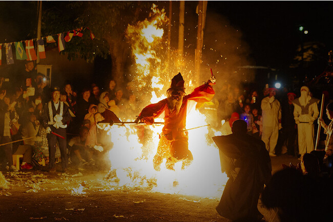 (C) Shakotan Spirit ▲ 積丹半島で毎年七月に行われる美国神社例大祭「天狗の火渡り」