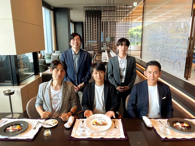 （後列左から、プリンシパル 放生會 雄地、インターン 濱吉 大聖 前列左から、代表パートナー 山中 卓、プリンシパル 木戸 秀和、パートナー 塚本 繁男）