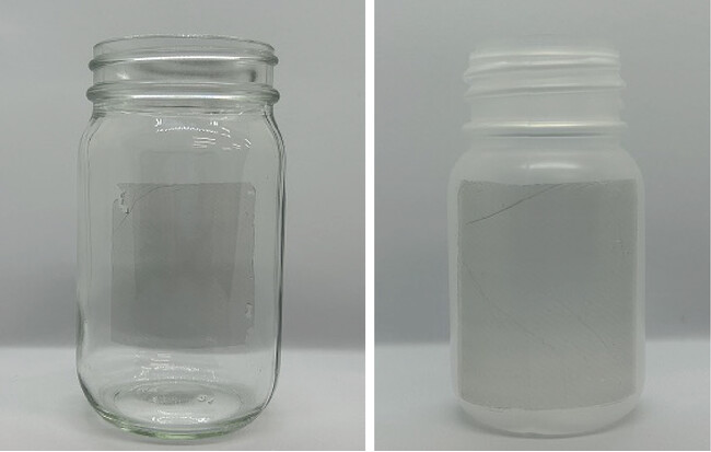 （左）ガラス瓶、（右）ポリエチレンの容器に『CNT透明導電ナノシート』を転写した様子