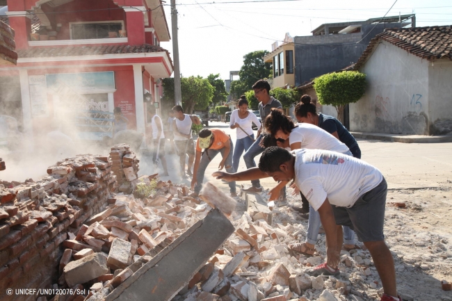 地震で崩壊した建物の残骸を片付けるボランティアの人たち。(オアハカ)2017年9月9日撮影© UNICEF_UN0120076_Solís