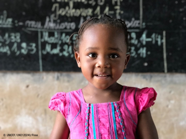 「大きくなったら、お医者さんになりたいの」と話す女の子。(2017年8月28日撮影) © UNICEF_UN0120240_Rose