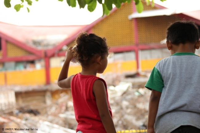 崩れた校舎を眺める子どもたち（オアハカ州）。(2017年9月10日撮影) © UNICEF_México_Joel Solís