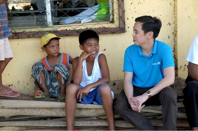 ©UNICEF Philippines/2013/Ivan Hibalo  カピスで被災した子どもたちと話すユニセフの保健専門官。