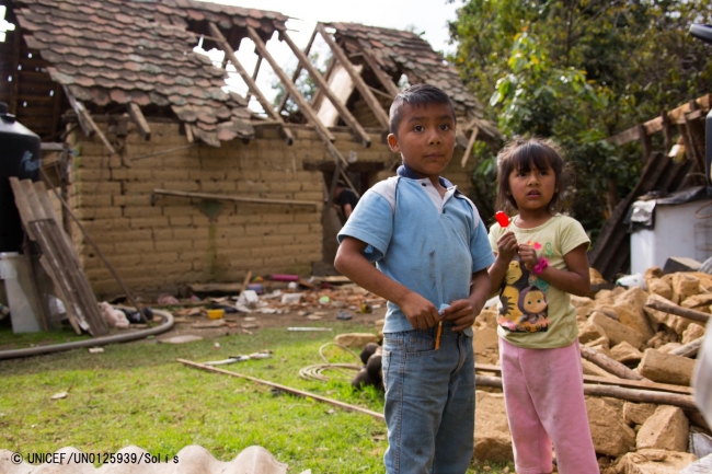 地震で壊れた家の前に立つ兄弟（モレロス州）。(2017年9月21日撮影) © UNICEF_UN0125939_Solís