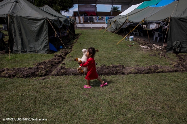 家族でシェルターに滞在し、「また地震がくるのが怖い」と話す女の子（モレロス州）。(2017年9月28日撮影) © UNICEF_UN0126256_Zehbrauskas