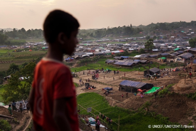 丘の上から仮設キャンプを見つめる子ども。(2017年9月6日撮影) (C) UNICEF_UN0120411_Brown 