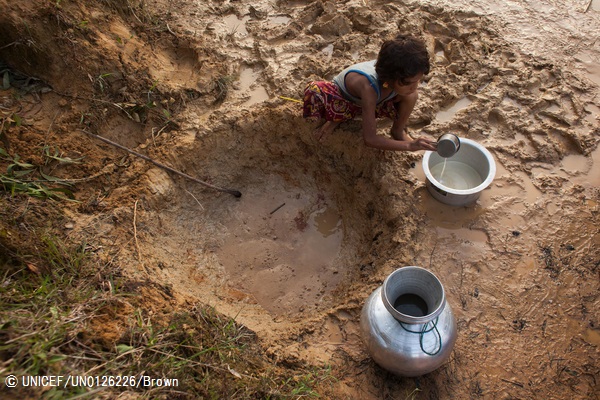 食事の調理のための水を汲む子ども。(2017年9月12日撮影) (C) UNICEF_UN0126226_Brown