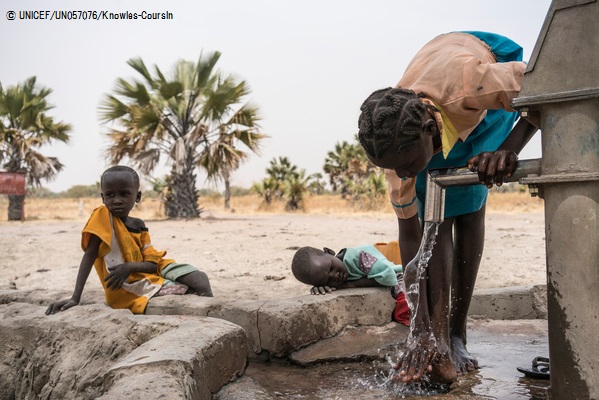 給水所に水を汲みに来た子どもたち。(南スーダン・アウェル)2017年3月撮影© UNICEF_UN057076_Knowles-Coursin