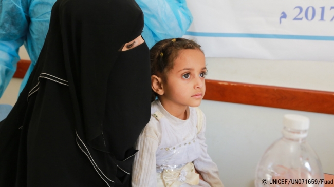 コレラが疑われる症状があり、治療を受ける10歳の女の子。(イエメン・サヌア)2017年7月撮影(C) UNICEF_UN071659_Fuad