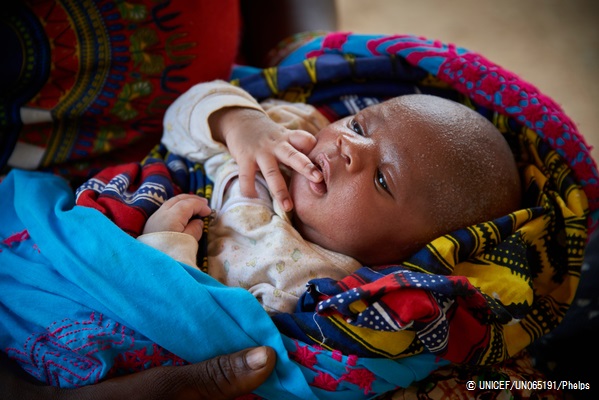 母親に抱かれる赤ちゃん。(シエラレオネ)2017年3月撮影© UNICEF_UN065191_Phelps