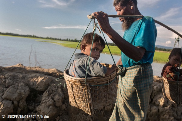 小さな男の子2人をかご入れて運び、ミャンマーから逃れてきた家族。(2017年9月93日撮影) (C) UNICEF_UN0135717_Nybo