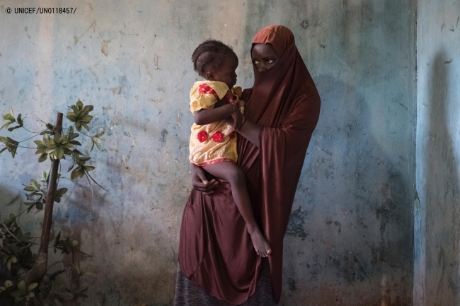 1歳半の娘を抱くダダさん(15歳)。(ナイジェリア・マイドゥグリ)2017年7月撮影 © UNICEF_UN0118457