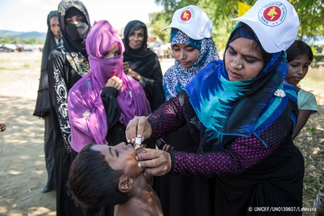 コレラの予防接種を受ける子ども。(2017年10月13日撮影) © UNICEF_UN0139607_LeMoyne