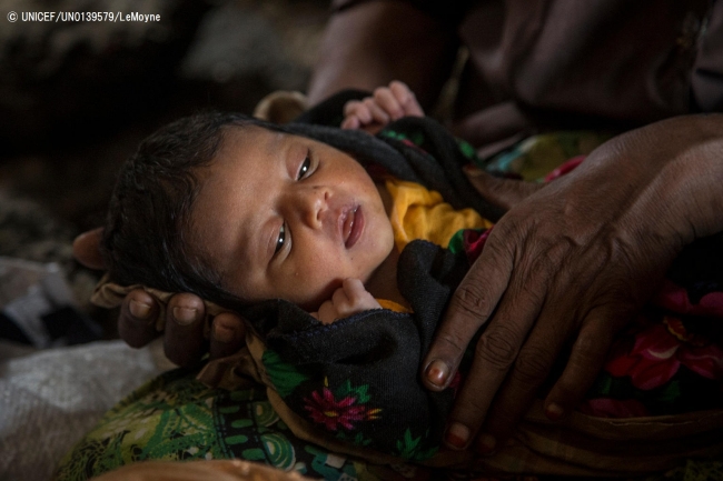 ユニセフが支援する保健センターでミルクを飲み、やっと泣き止んだ赤ちゃん。(2017年10月8日撮影) (C) UNICEF_UN0139579_LeMoyne