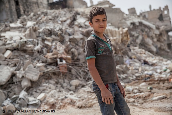 破壊された建物の前に立つ男の子。(アレッポ郊外)2017年5月撮影(C) UNICEF_UN066238_Rostkowski