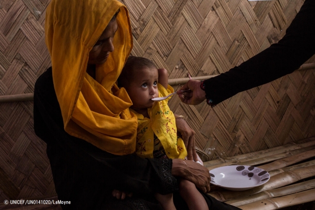 子どもの栄養に関するアドバイスを受ける母親。(2017年10月21日撮影) © UNICEF_UN0141020_LeMoyne