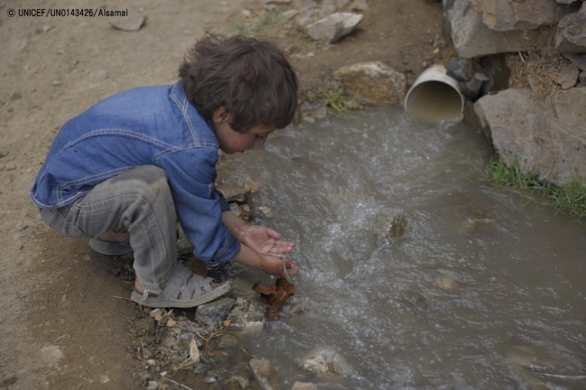 浄水処理をしていない水で、手を洗う子ども。(2017年10月24日撮影) © UNICEF_UN0143426_Alsamai