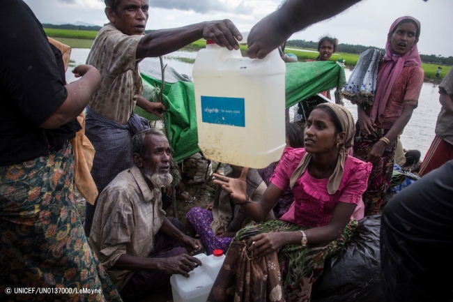 水の配給を受ける人たち。(2017年10月17日撮影) © UNICEF_UN0137000_LeMoyne