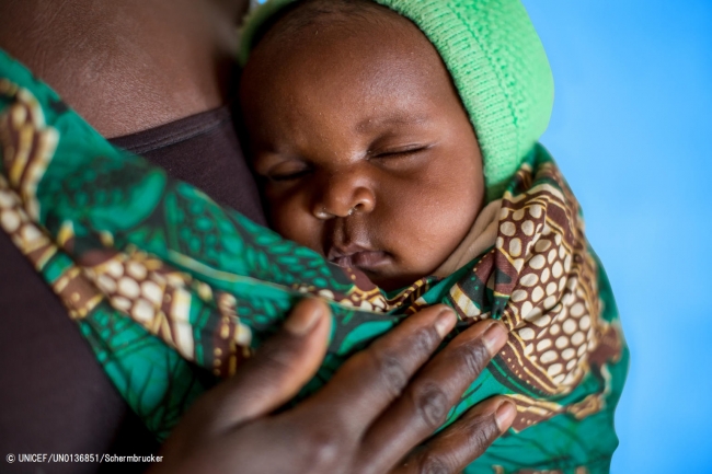 定期検査を受ける母親と子ども。(コンゴ民主共和国)2017年7月撮影© UNICEF_UN0136851_Schermbrucker