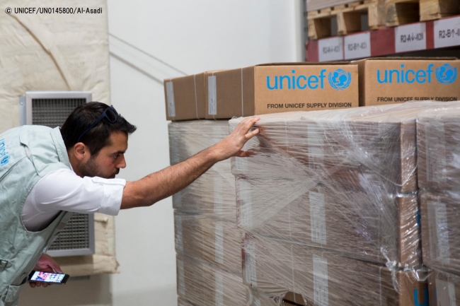 支援物資の確認をするユニセフのスタッフ。(2017年11月11日撮影) © UNICEF_UN0145800_Al-Asadi
