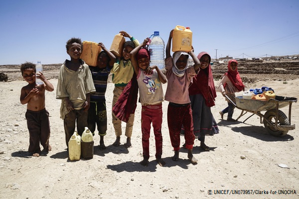 国内避難民キャンプで水を運ぶ子どもたち。(2017年4月撮影) © UNICEF_UN073957_Clarke for UNOCHA