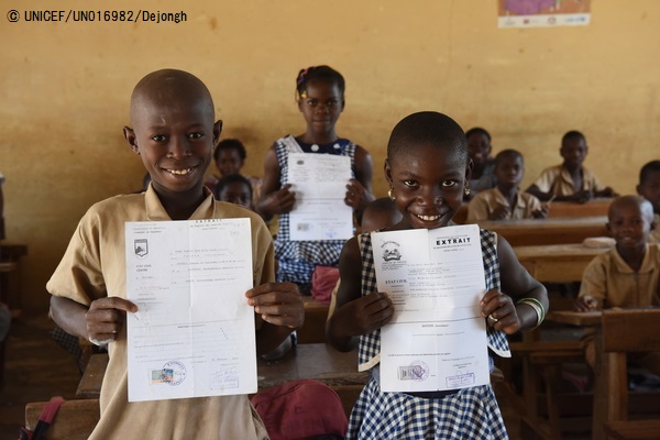 教室で出生登録証を掲げる子どもたち。(コートジボワール)2016年2月撮影© UNICEF_UN016982_Dejongh