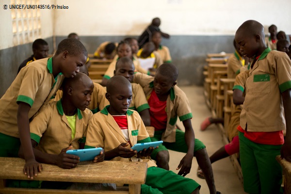 ユニセフから提供されたタブレットを使って学ぶ子どもたち。(カメルーン)2017年10月31日撮影(C) UNICEF_UN0143516_Prinsloo
