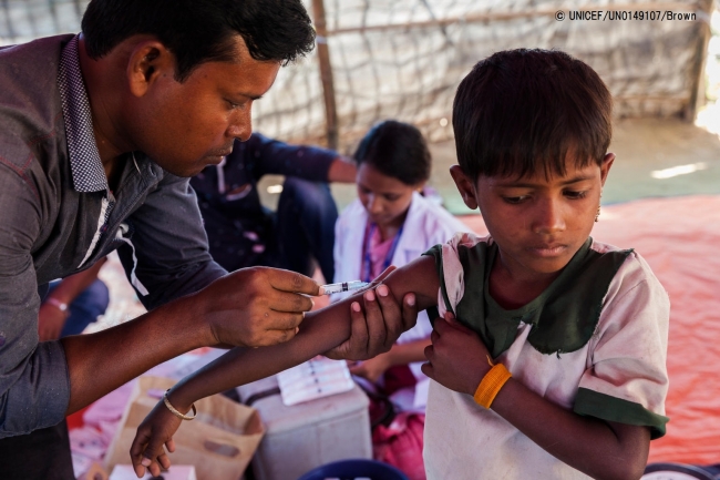 難民キャンプで予防接種を受ける男の子。 (2017年11月30日撮影) © UNICEF_UN0149107_Brown