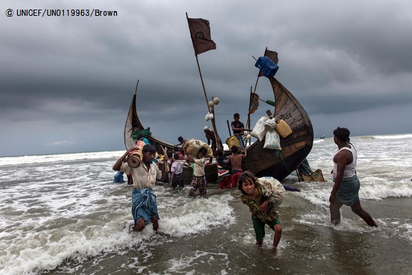 ミャンマーからボートに乗ってバングラデシュに逃れてきた、ロヒンギャの子どもと家族。(2017年9月7日撮影) © UNICEF_UN0119963_Brown
