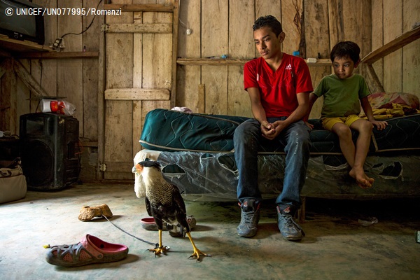 アメリカに移動する途中に怪我を負い、右足を失った18歳のアレキシス君と弟。(ホンジュラス)2016年8月撮影(C) UNICEF_UN028113_Zehbrauskas