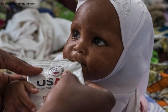 すぐに食べられる栄養治療食を食べる2歳の子ども。(2017年10月30日撮影) © UNICEF_UN0149334_Sokhin