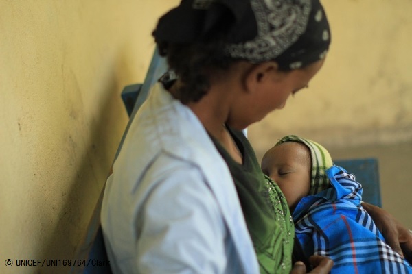 肺炎にかかった赤ちゃんを抱く母親。(エチオピア)2014年9月撮影© UNICEF_UNI169764_Clark