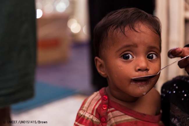 重度の急性栄養不良と診断され、治療食を食べる子ども。 (2017年12月4日撮影) © UNICEF_UN0151415_Brown