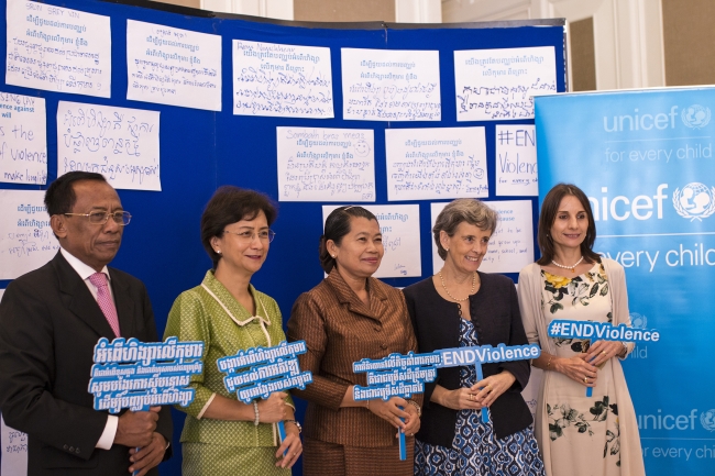 マエン・サムオーン副首相（中央）、子どもへの暴力に関する国連事務総長特別代表 マルタ・サントス・ パイス（右から二番目）、ユニセフ・カンボジア事務所のデボラ・コミニ代表（一番右）。(c) UNICEF Cambodia_2017_Seng