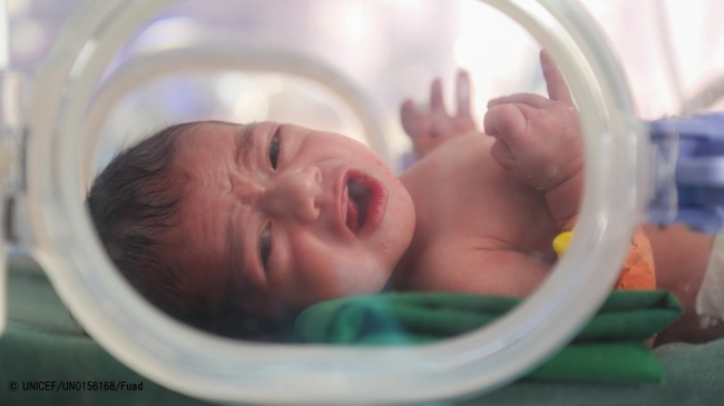 治療を受ける未熟児で生まれた赤ちゃん。(2018年1月8日撮影) © UNICEF_UN0156168_Fuad