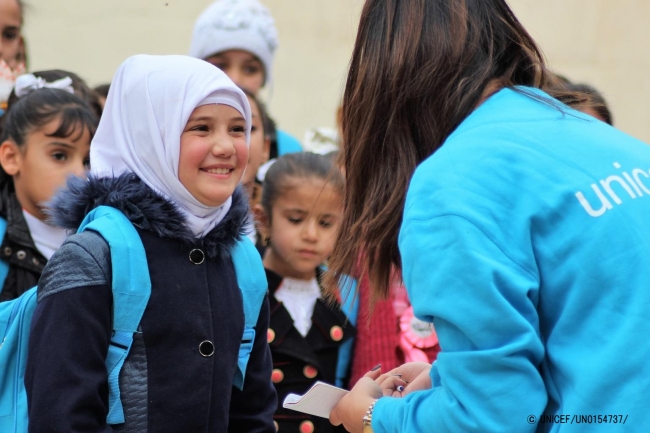 冬服の支援物資を受け取る子どもたち。 (2018年1月1日撮影) (C) UNICEF_UN0154737_