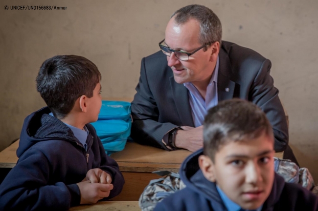 子どもたちと話をするユニセフ 中東・北アフリカ地域事務所代表ヘルト・カッペラエレ。 (2018年1月17日撮影) (C) UNICEF_UN0156683_Anmar