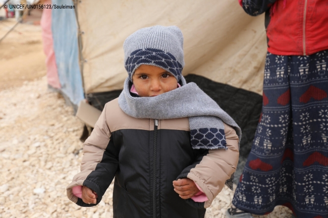 冬服の支援物資を受け取った5歳のハリド君。(2017年12月24日撮影) (C) UNICEF_UN0156123_Souleiman
