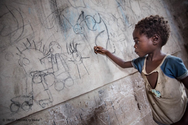 絵を描く国内避難民の女の子。(2017年10月撮影) © UNICEF_UN0156470_Vockel