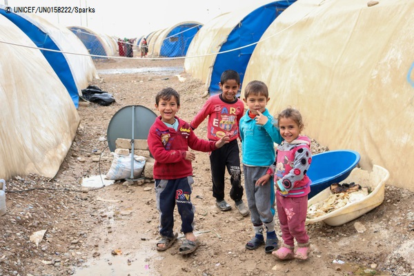 イラクのハマム・アルアリル難民キャンプに滞在する子どもたち。(2018年1月18日撮影) © UNICEF_UN0158222_Sparks