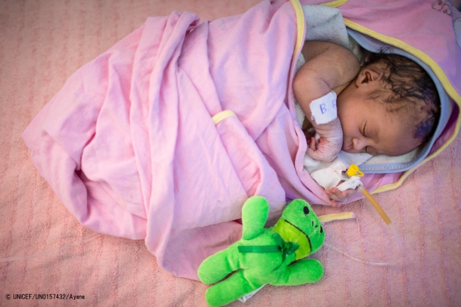 ユニセフが支援するアソサ総合病院の新生児集中治療室で、治療を受ける赤ちゃん。(エチオピア)2018年1月17日撮影© UNICEF_UN0157432_Ayene