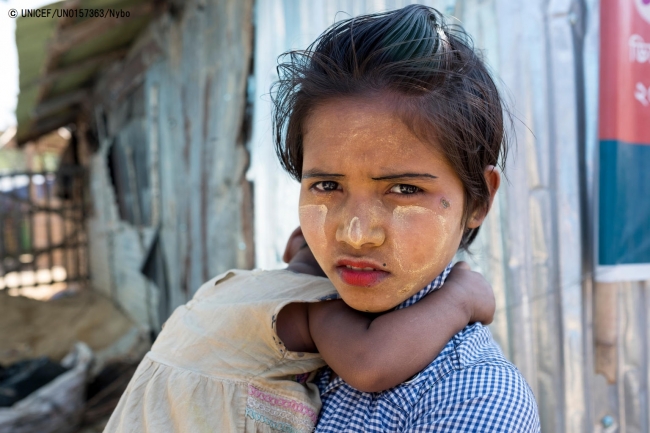 小さな妹を抱く女の子。(2018年1月10日撮影) © UNICEF_UN0157363_Nybo