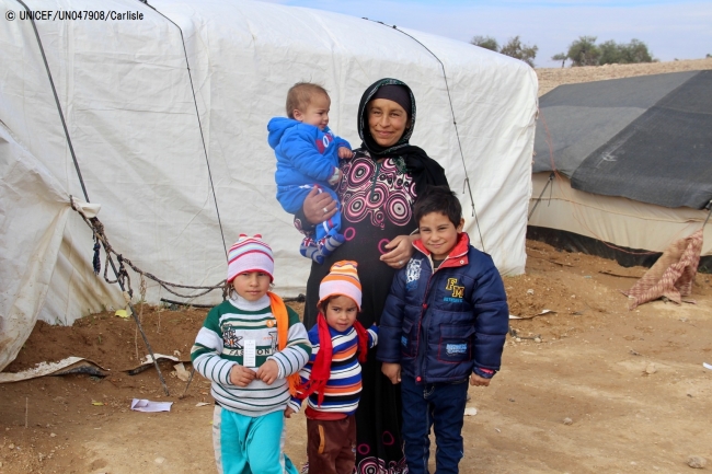 仮設テントに滞在する家族。(2016年12月撮影) © UNICEF_UN047908_Carlisle