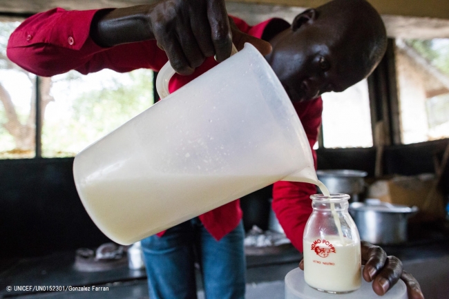 治療用ミルクを準備する栄養担当官。 (2017年10月撮影) © UNICEF_UN0152301_Gonzalez Farran
