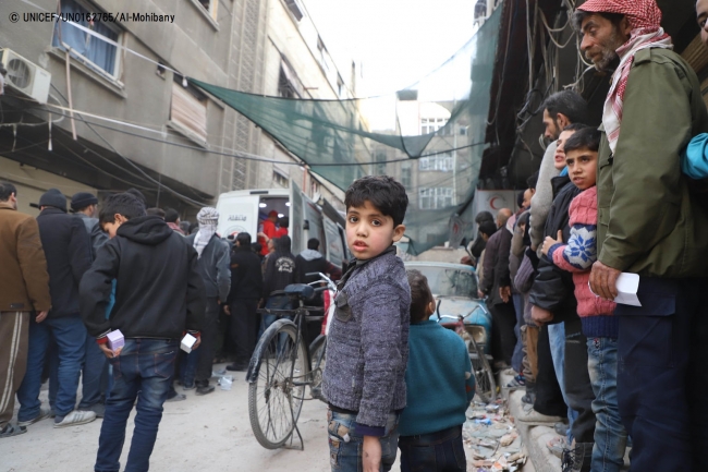 人道支援物資を受け取るため、並んで待つ人たち。(2018年3月5日撮影) © UNICEF_UN0162765Z_Al-Mohibany