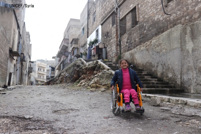 破壊された街で生きる女の子。(シリア) © UNICEF_Syria