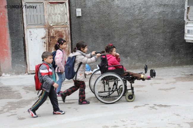 一緒に学校に通う子どもたち。(トルコ) © UNICEF_Turkey